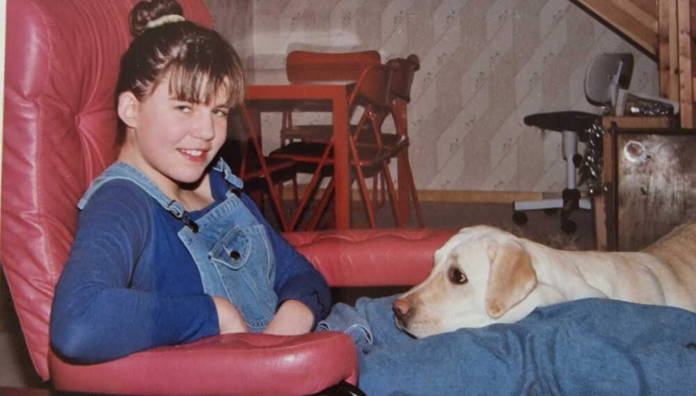 1990: – Her er jeg 11 år gammel og sammen med labradoren Cita, min aller beste venn i livet. På denne tiden begynte jeg å eksperimentere med alkohol, sier Maria.