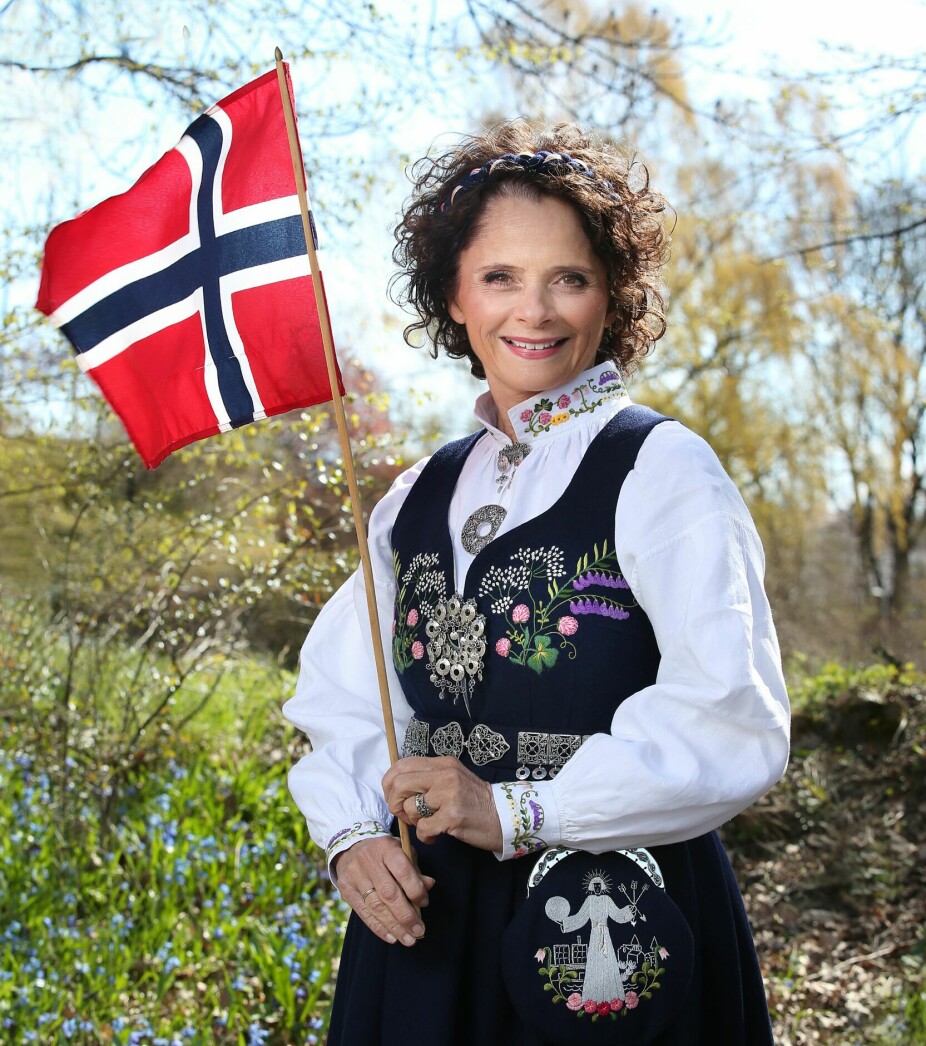 <b>VETERAN:</b> Nadia Hasnaoui er ofte den som leder TV-sendinger i forbindelse med de store anledningene, slik som NRKs TV-sending på nasjonaldagen. Bildet er fra årets 17. mai-sending. 