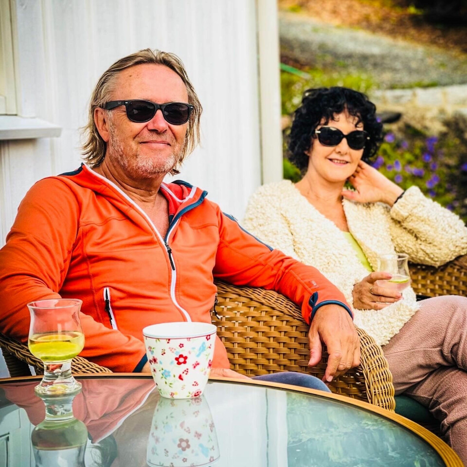 EKTEMANNEN PER CHRISTIAN: Unni og ektemannen Per Christian koser seg i hytteveggen. – Vi har vært sammen siden vi var 17 og 18. Det blir noen sommere, sier krimforfatteren.