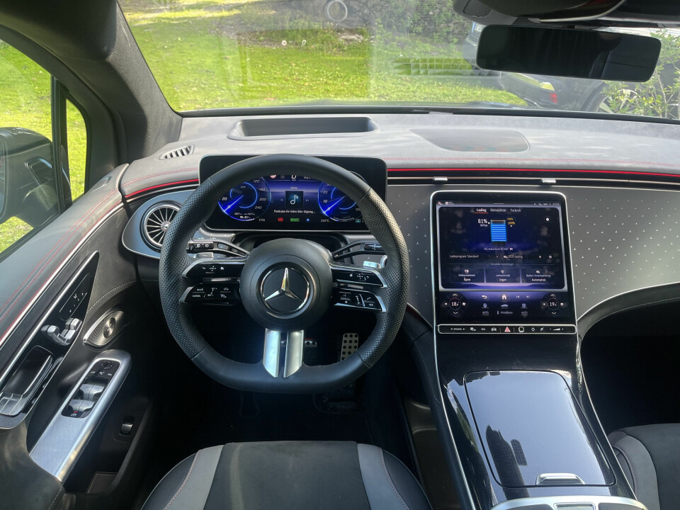 KOMFORT: For 83 520 kroner ekstra får du såkalt Hyperscreen-miljø som inkluderer en OLED-skjerm for passasjersetet. Det hadde ikke testbilen.