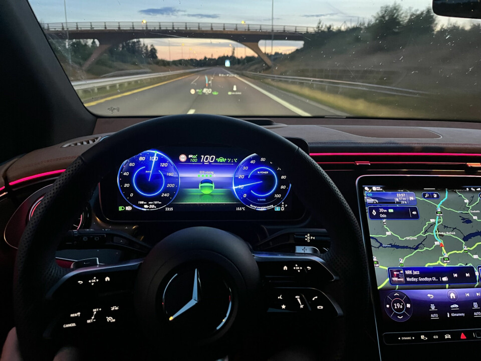 FARGERIKT: Sterke og klare farger. Det kan imidlertid bli i meste laget. Du kan velge blant nær sagt utallige farger som bakgrunnsbelysning. Ved å bruke talekommandoen «Hei, Mercedes» kan du bruke funksjoner uten å ta blikket fra veien.