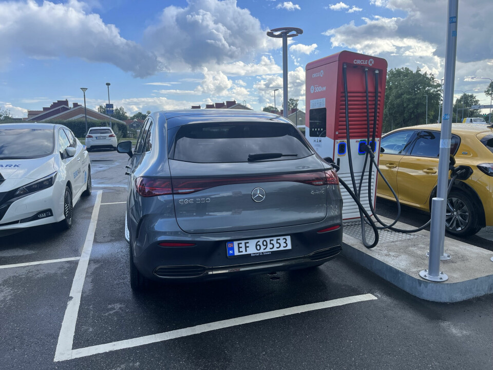 LADEKAPASITET: EQE SUV har et maks ladehastighet på 170 kW.