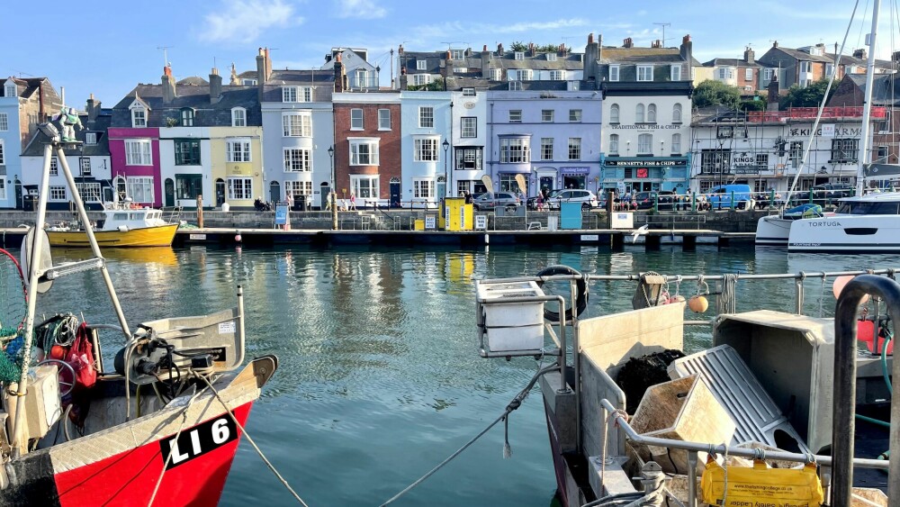 <b>LEVENDE HAVN:</b> Havnen i Weymouth er en aktiv fiskerihavn og en fargerik sjarmbombe. 