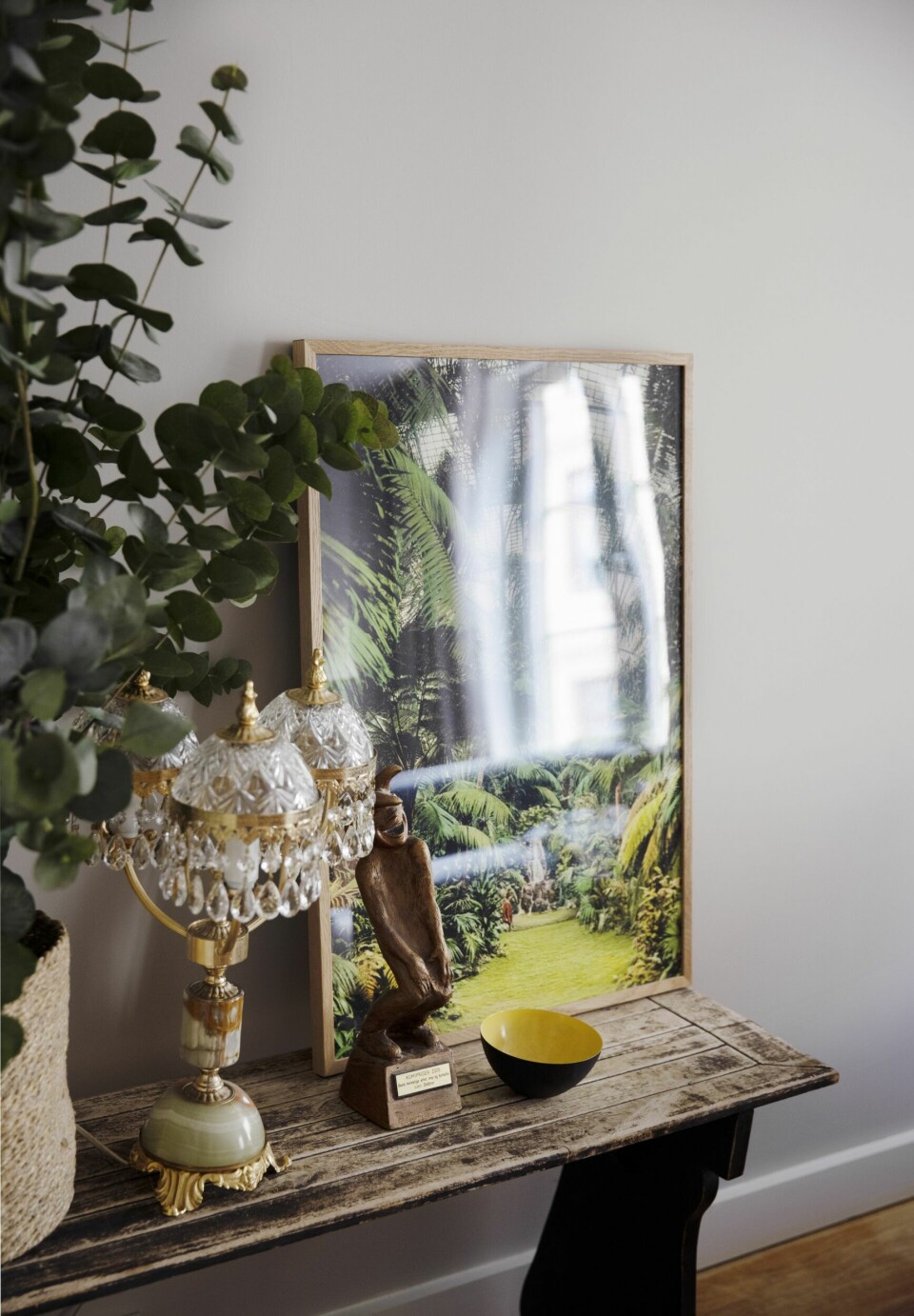 MORSOM MIKS: Fra Wendys leilighet stammer også den lille krystallampen på bordet. Bildet er kjøpt på en turné i Skien, og i midten står komiprisen Linn vant for beste kvinnelige artist for Utlendingen på Centralteatret i 2006.