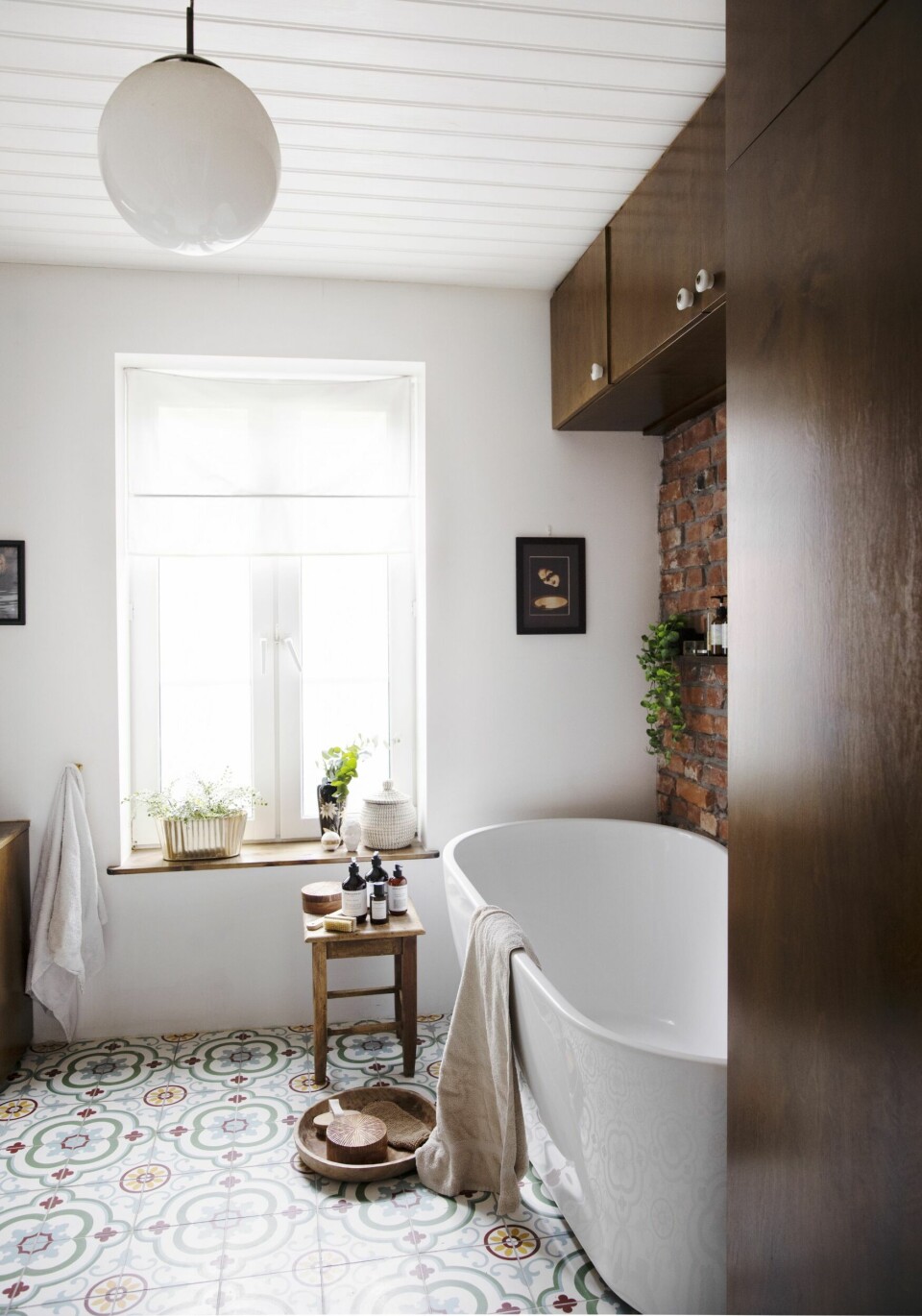 HYPPIGE BAD: Linn elsker lange karbad, og bruker badekaret hyppig. Hun er dog litt frustrert over at hun ikke finner en badekarhylle som passer, så når hun ser Netflix i badet lever laptopen farlig på to provisoriske planker. Øvrig baderomsinnredning er plassbygget av en hun ikke lenger husker navnet på.