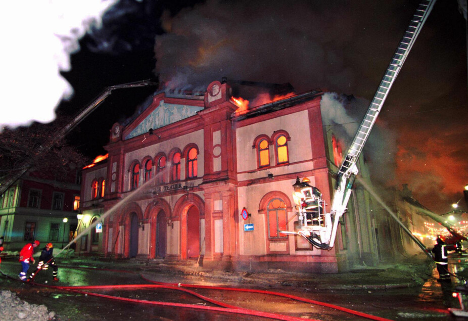 <b>I LYS LUE:</b> Natt til fre­dag 10. de­sem­ber 1993 brant Dram­mens Teater. Brannvesenet måtte konsentrere seg om å hindre spredning til andre bygninger. Blant tilskuerne til brannen var én som hadde svaret på spørsmålene politiet hadde.