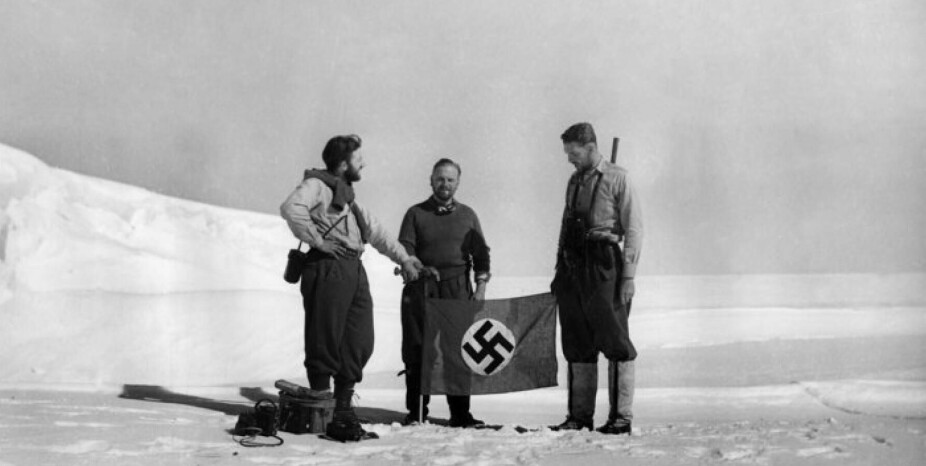 <b>FOR SENT:</b> Kapteinen (i midten) var Nazi-Tysklands mest betrodde polarekspert. Han ble satt til å lede en hemmelig ekspedisjon for å sikre Das Vaterland en betydelig andel av Antarktis − området Norge anså som sitt. Men Kapteonens plan ble avslørt i tide.