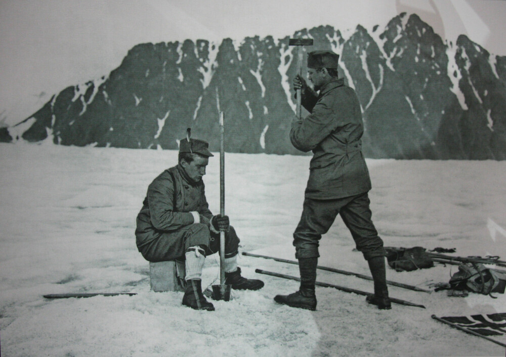 <b>GIKK I DYBDEN:</b> Adolf Hoel på Lilliehöökbreen ved Kings Bay på Svalbard. Hans oppdagelser i nord ledet opp til at han sikret Norge i sør.