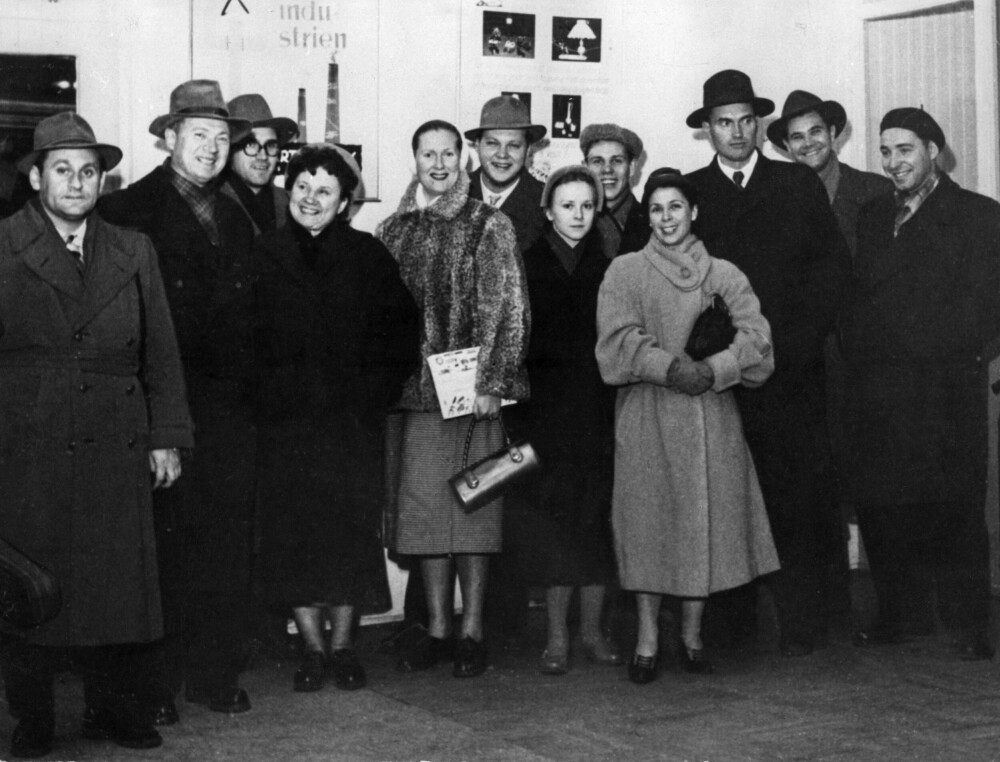 <b>SOVJETISK DELEGASJON:</b> Her står Fru Gunvor Galtung Haavik i sentrum av bildet med pelsjakke og en hvit «konvolutt» under armen. Bildet er tatt i Oslo 1957, under et sovjetisk delegasjonsbesøk.