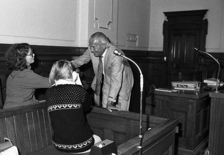 <b>KJEMPET: </b>Advokaten Alf Nordhus kjempet hardt for kvinnens rettferdighet. Her avbildet med kvinnen selv og en representant fra krisesenteret.