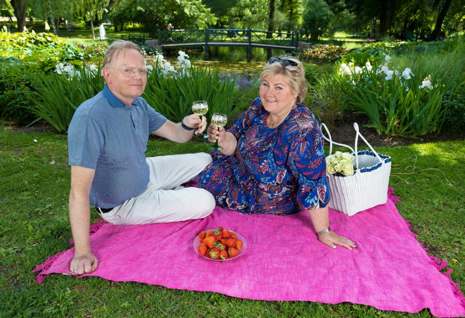 PUSTEROM: I en hektisk tid med valgkamp finner Erna og Sindre rom for å nyte noen flotte sommerdager sammen.