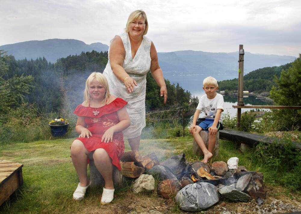 <b>SOMMER-MINNE:</b> Ferieturen i 2006 gikk til familiehytten på Varaldsøy, som er den største øya i Hardangerfjorden. Erna tente bål for å grille med barna Ingrid (9) og Erik (7).