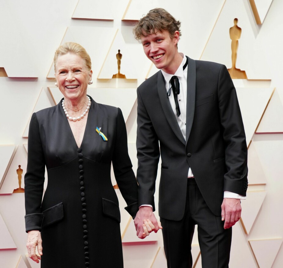<b>BARNEBARN:</b> Her er Liv Ullmann og barnebarnet, Halfdan Ullmann Tøndel på rød løper i forbindelse med Oscars-utdelingen 2022.