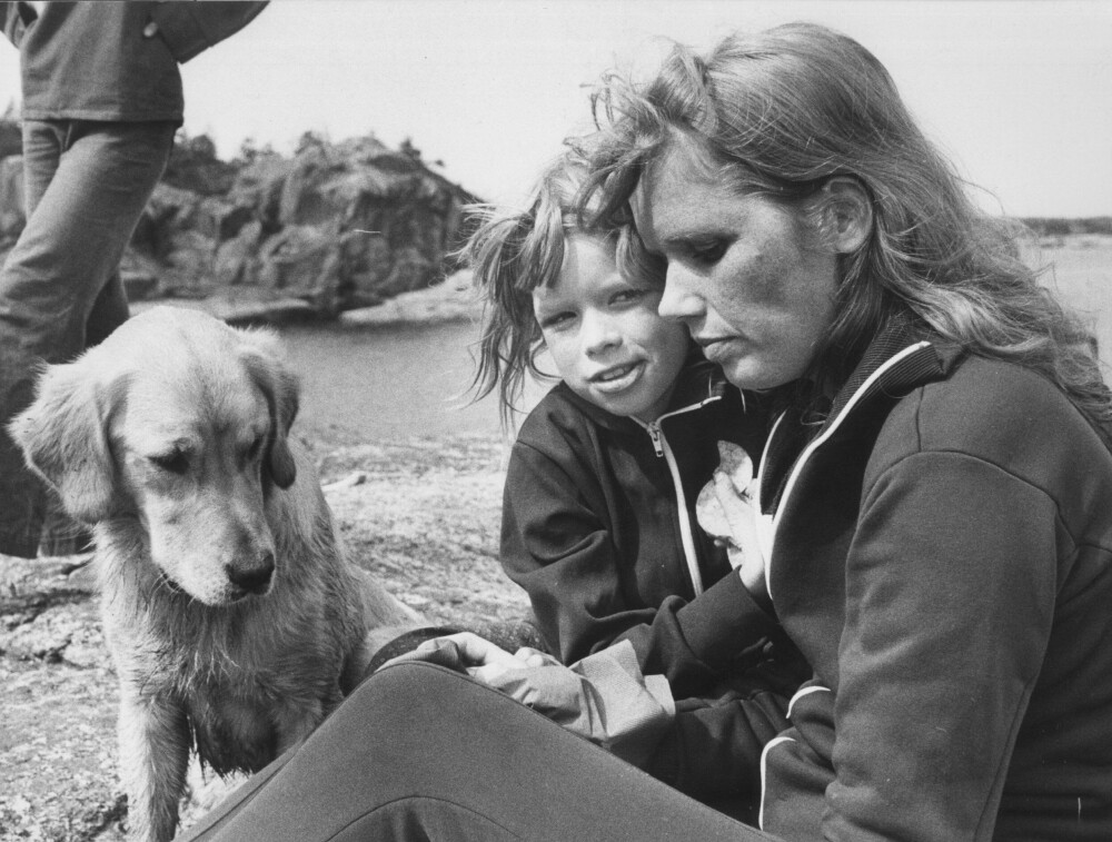 <b>FERIETID:</b> Liv, datteren Linn og hunden Sivan fotografert på hytta i Sandefjord, sommeren 1976.