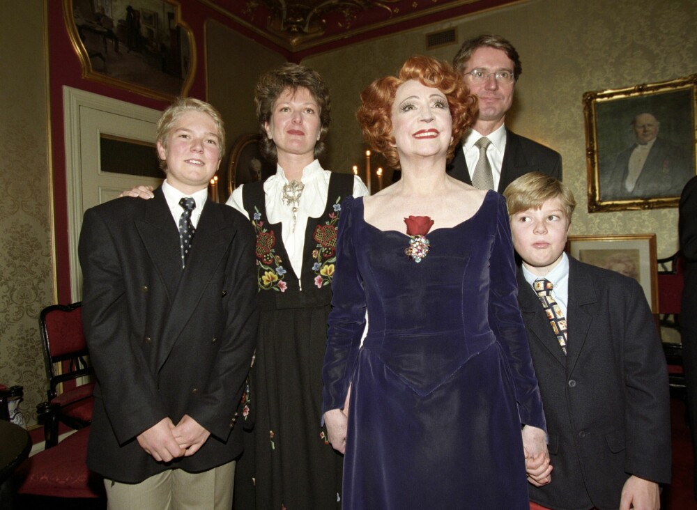 <b>JUBILEUM:</b> Wenche Foss feiret 60 års jubileum som skuespiller en festforestilling på Nationaltheatret i 1995. Her er hun omgitt av familien; sønnen Fabian Stang, eks-svigerdatter Cecilie og barnebarna, Christian August og Fabian Emil.