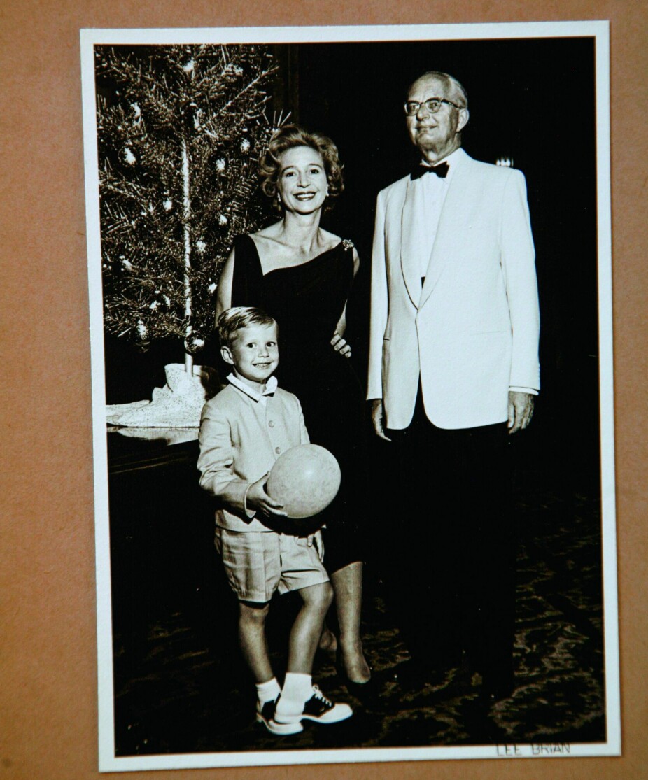 <b>PAPPAGUTT:</b> Fabian minnes sin far som en morsom person med god humor. Her er politikeren sammen med sin mor, Wenche Foss og sin far Thomas Stang i julen 1960.
