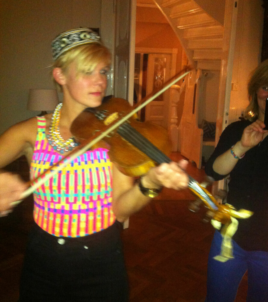 FELE-FEST: Her spiller Sigrid fele på en hjemmefest i 2009