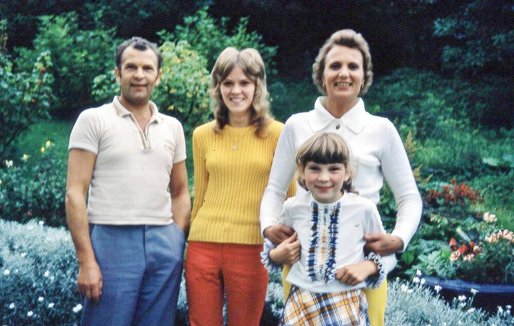<b>NÆRT FORHOLD:</b> Helt fra barndommen har Line og Anne vært nært knyttet. Fra venstre far (Harald), Anne, mor (Bjørg) og Line i 1972. Da var Anne 16 og Line 9. 