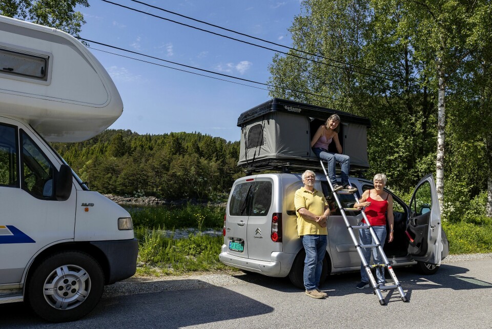 PLASS TIL ALLE: Mens Anne sover i bobil med sin Rolf, har Line taktelt på bilen sin.