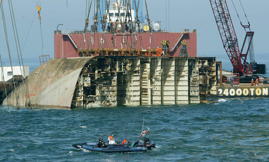 <b>KUTTET OPP:</b> I august 2003 ble "Tricolor" kuttet opp mens det lå i Den engelske kanal. Delene ble heist opp og fraktet til Zeebrugge for opphugging.