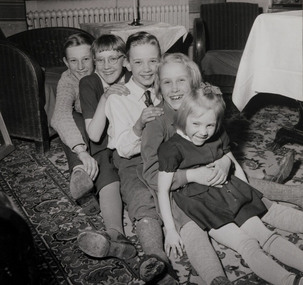 <b>SØSKENFLOKKEN: </b>I midten ser du Benny med sine søsken. En musikalsk gjeng som aldri hadde noen fritidsproblemer. Fra venstre: Kjell, Ulla-Britt, Benny, Anita og Renée.