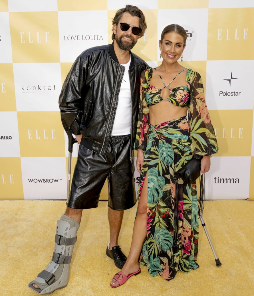 SKADET: Det var med et noe spesielt tilbehør Markus Foss dukket opp på den røde løperen i juni. Med gipset fot og krykker, hinket han inn på Elle-festen sammen med Tone Damli.