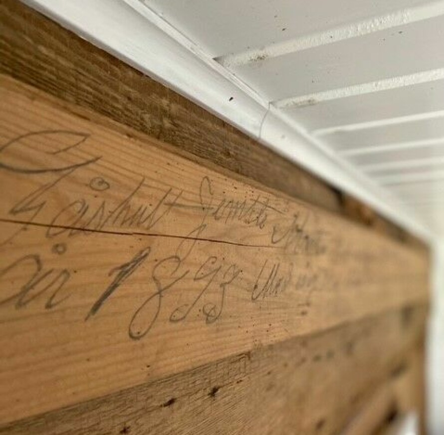 HILSEN FRA SNEKKER: Familien tok vare på planken og hang den opp på kjøkkenveggen.