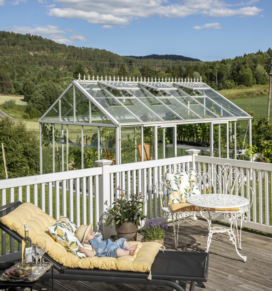DRIVHUS: Det nyeste tilskuddet i hagen er dette flotte drivhuset. Der skal det både være rom for kos og dyrking.