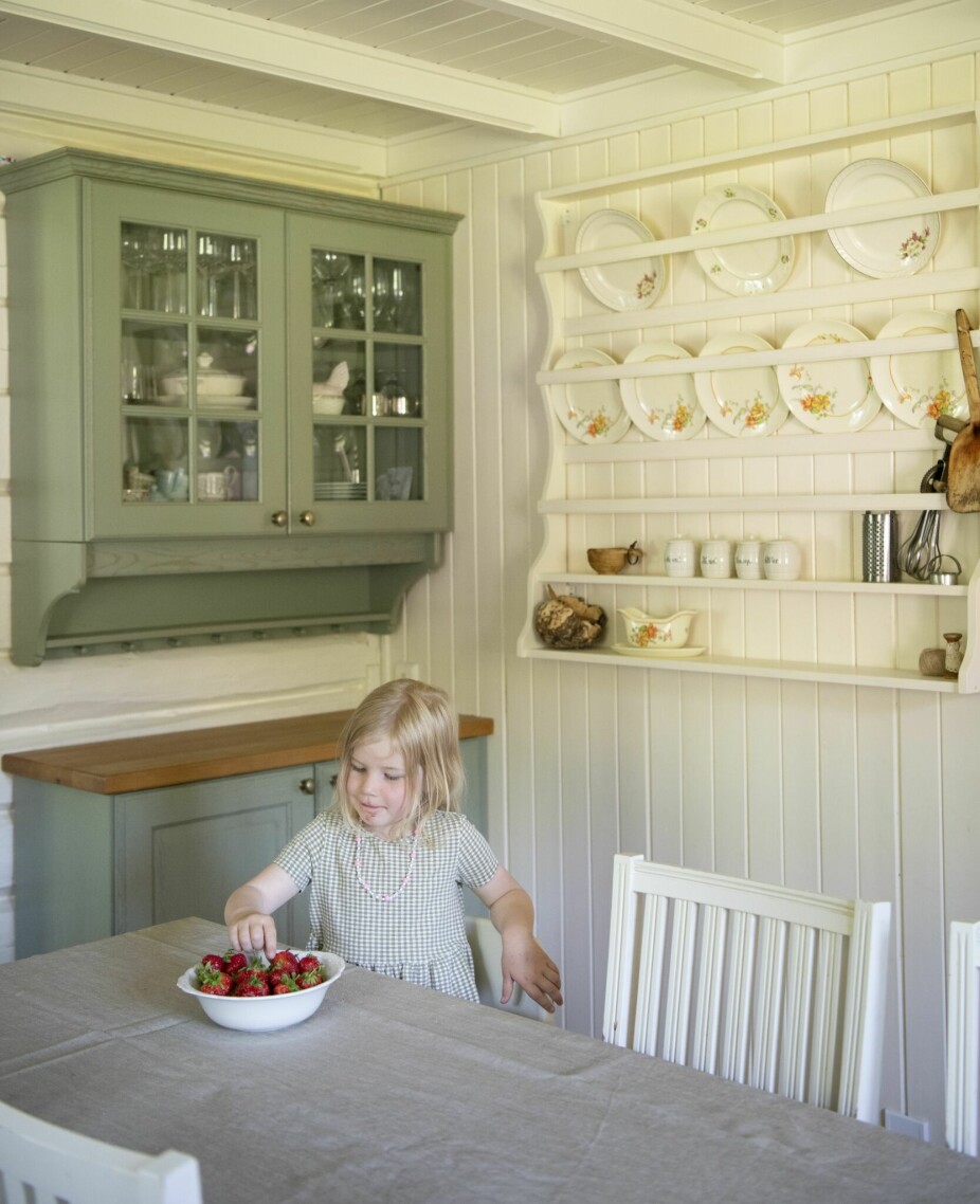 SOMMER: Lille Mari får lov å smake påfriske nordnorske jordbær.De modnes seint og godt gjennom den korte lyse sommertida.