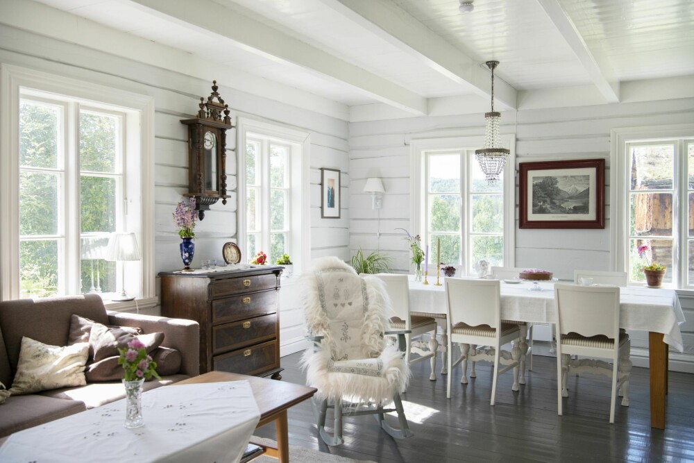 INTERIØR: På Steirud gård er det samlet møbler og interiør fra begges familier. De hvitmalte tømmerveggene løfter fram detaljene i resten av rommet.