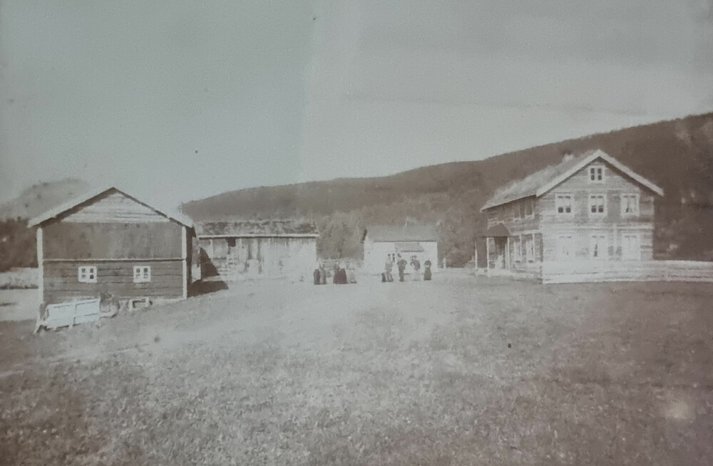 STEIRUD GÅRD: Steirud gård anno tidlig 1900-tall. Alle bygningene på bildet er fortsatt i bruk.