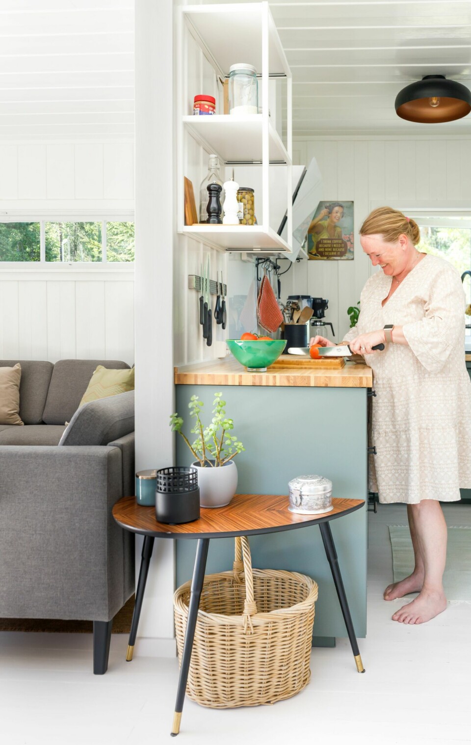 KJØKKEN: Kjøkkenet er lite, men har alt Mona og Henning behøver på hytta. Innredning, hylle og bord fra Ikea. Taklampen er et bruktkjøp.