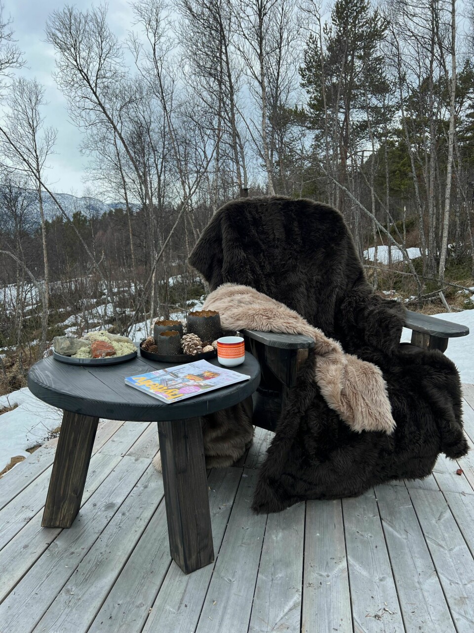 TIL BORDS: Et lite bord ved siden av utestolen er praktisk og pent.