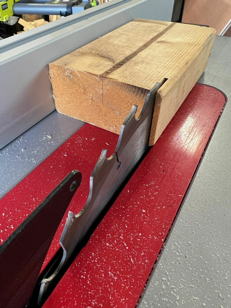 TIL BORDPLATEN: Rettskjær kantene på 48x198 bordene på en bordsag.