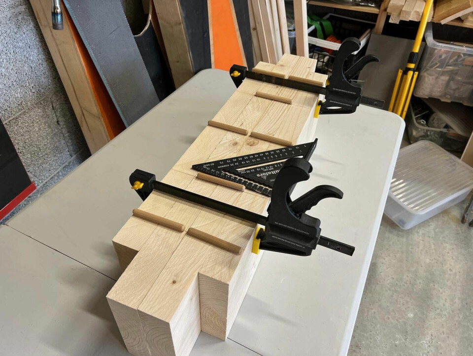 LIM BORDENE: Hold de limte bordene sammen med tvinger, og marker hvor du skal bore hull til pluggene.