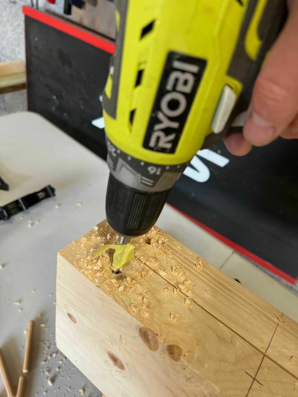 BOR HULLENE: Marker med litt tape hvor dypt du skal bore, og sørg for at hullene blir vinkelrette.