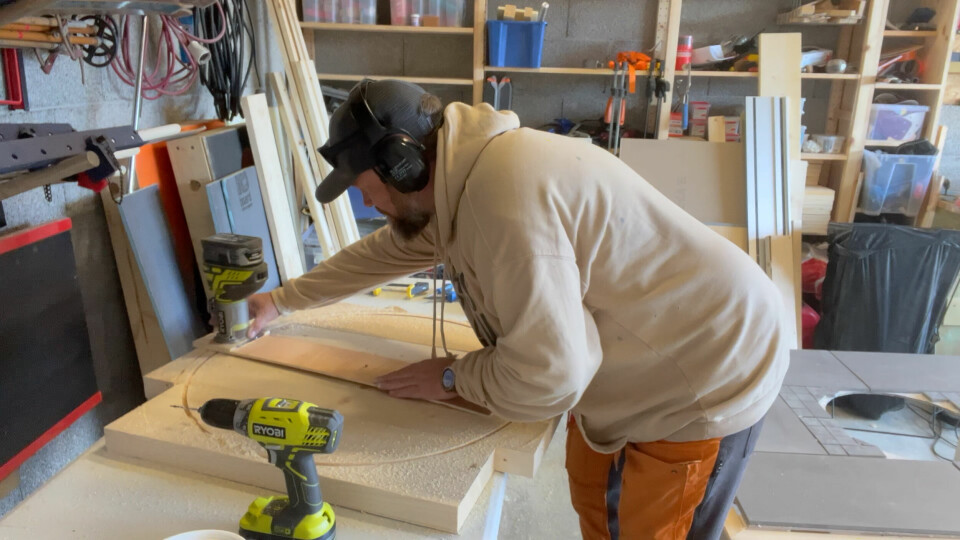 SKJÆR UT BORDPLATEN: Sett en jig i senter og bruk en stikksag eller fres for å skjære ut.