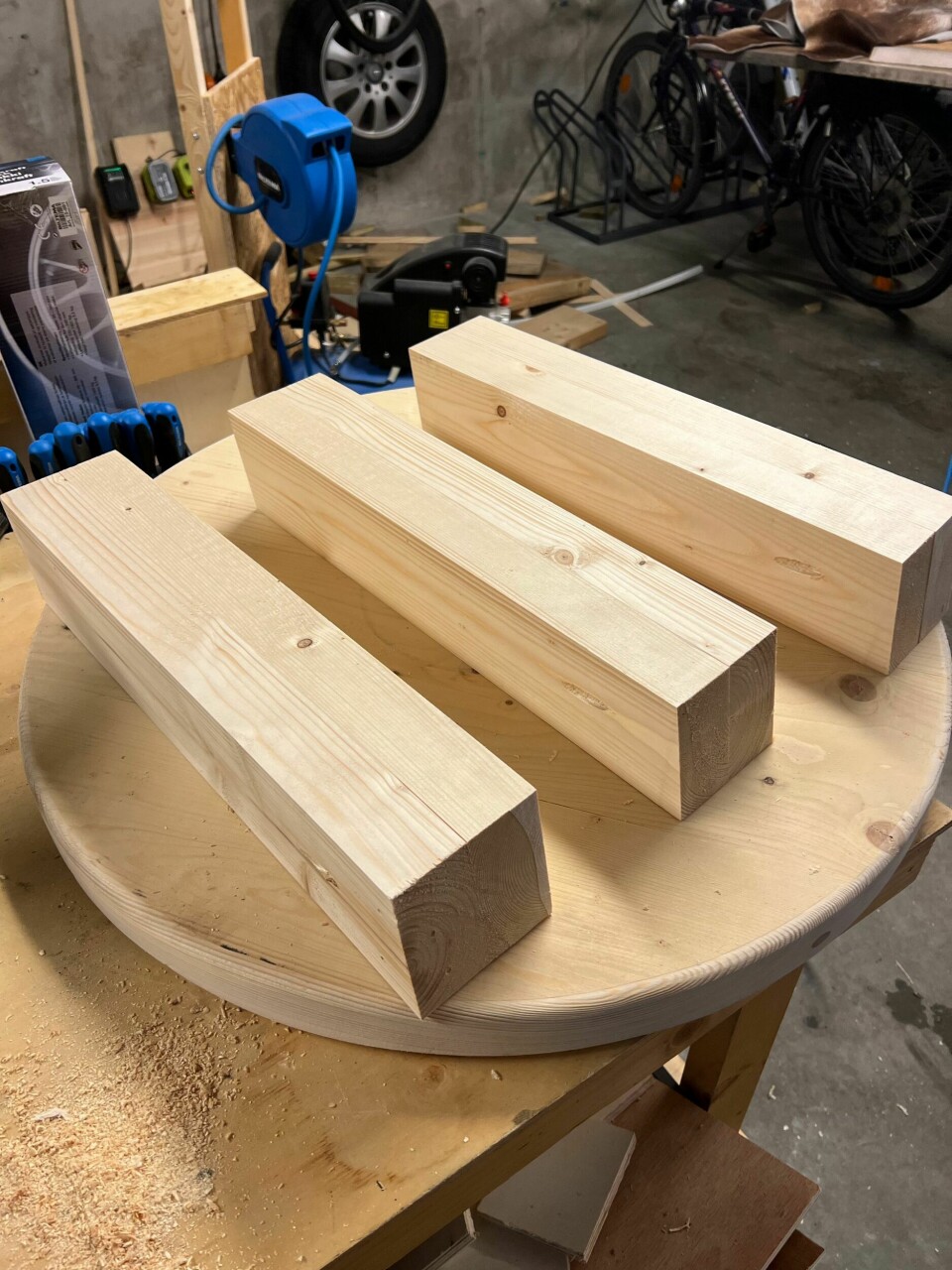 Bena lages ved å skru sammen to 48x98 mm planker med konstruksjonsvirke. Også her er det en fordel å skjære av de avrundede kantene.