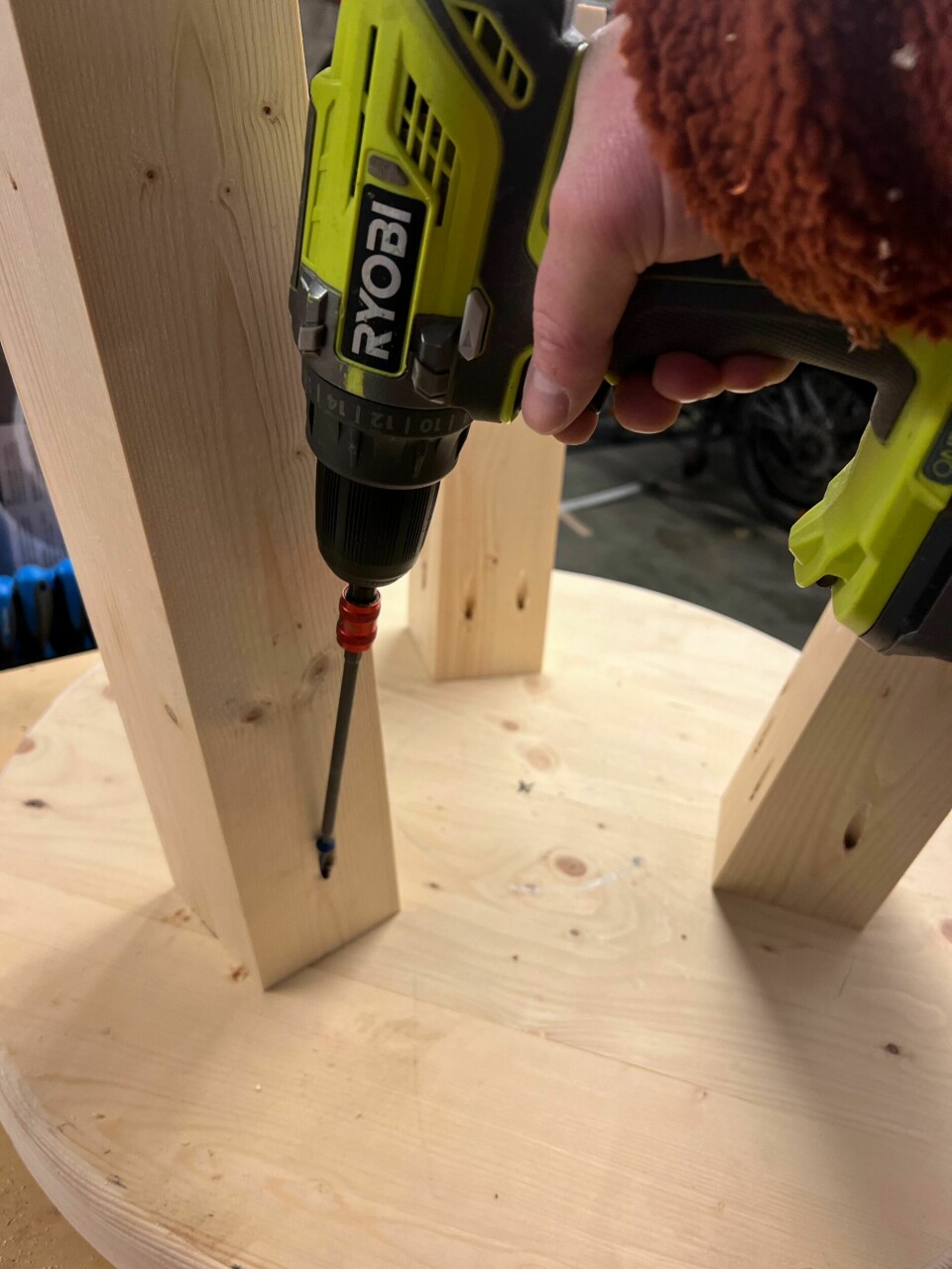 Bena festes gjennom å forbore hull til skruene. Vi brukte lommehullsjig og plugget igjen hullene. Dette gir en penere finish. Beis eller olje bordet i ønsket farge og etter hvor du skal bruke det.