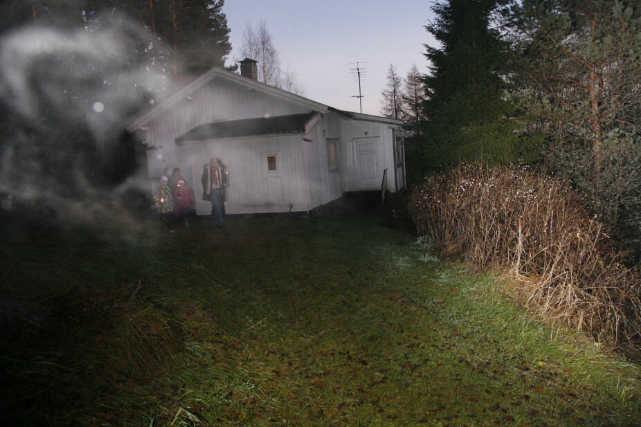 <b>UFORKLARLIG:</b> Bildet fra 2012 hvor familien er samlet utenfor i skumringen. Huset hennes har han nå kjøpt tilbake.