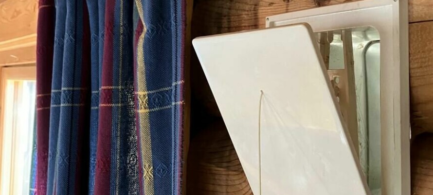 Bør luftventilen alltid være åpen når vi fyrer i peisen?