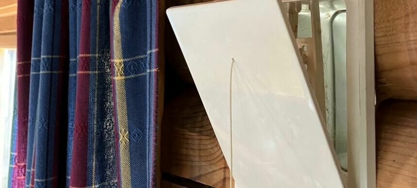 Bør luftventilen alltid være åpen når vi fyrer i peisen?