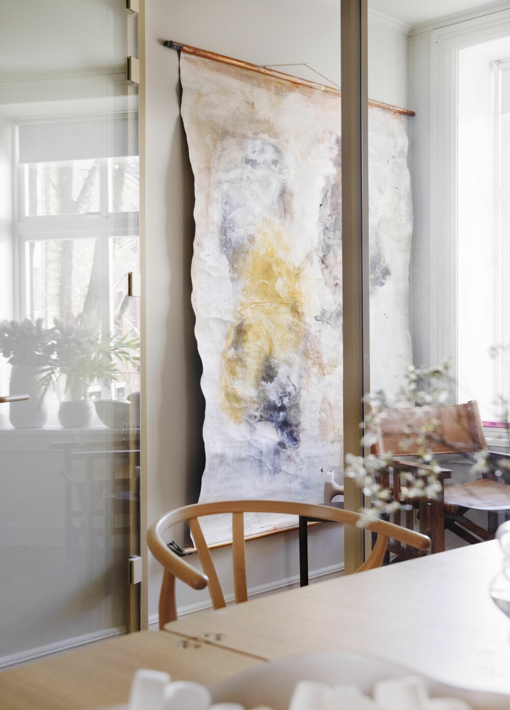 <b>GULT ER KULT:</b> Bildet på veggen er malt av Kristine Skadberg Hasseløy, se @k.hasseloy på Instagram. Skinnstolen i hjørnet er fra Studio Hennumeek, mens stolen ved bordet er den klassiske Y-modellen fra designer Hans J. Wegner. 