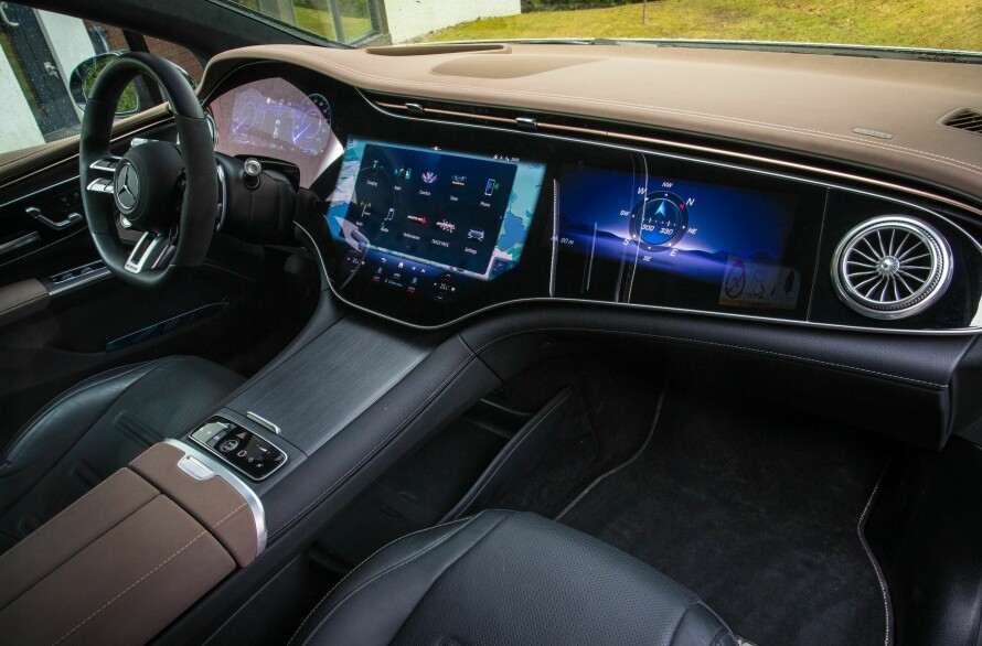 MYE SKJERM: Mesteparten av dashbordet og området foran forsetepassasjeren er dekket av info- og betjeningsskjermer.