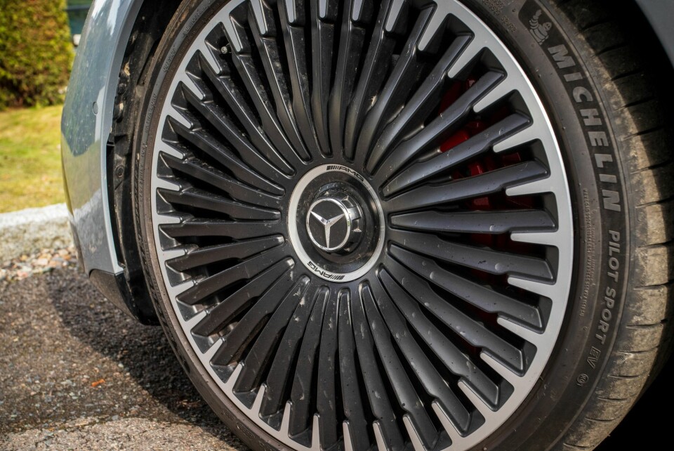 STORT: Særeget design og brede dekk på 22-tommers felger.