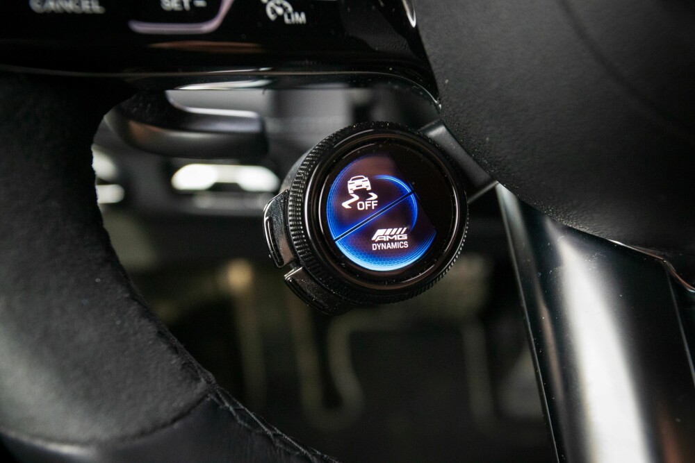 <b>DYNAMIKK:</b> På begge sider av rattet finner du knapper med snarveier for ulike kjøreinnstillinger. 