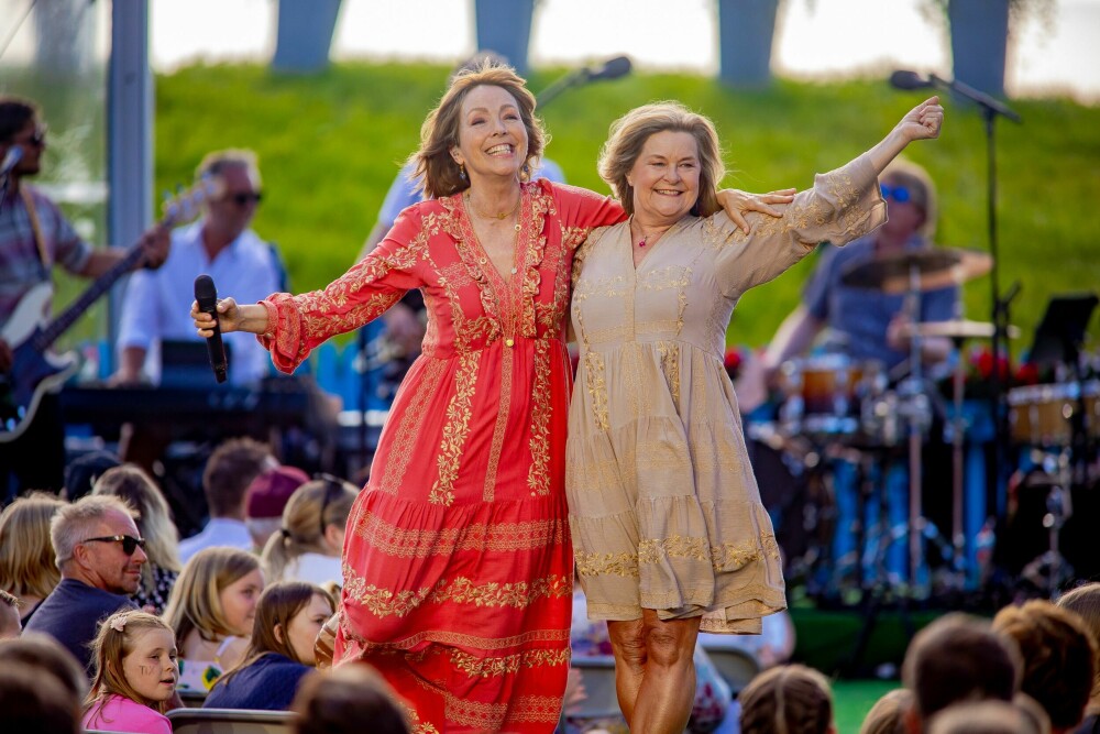 <b>GODE VENNER: </b>I juli har Anita og Elisabeth Andreassen underholdt med showet «Bettanita» på Scandic Park i Sandefjord. Her fra scenen på «Allsang på grensen» på TV 2 i 2021.