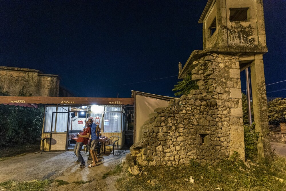 <b>FENGSELBAR:</b> De lokale stamgjestene på den lille kroa som har integrert seg i det tyrkiske fengslet poserer velvillig for et bilde. Podgorica. 
