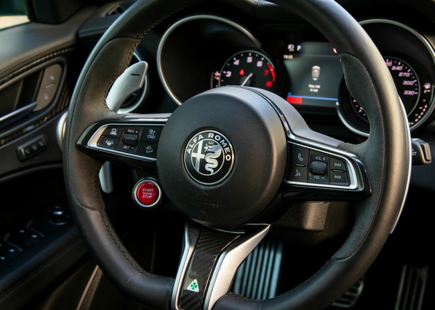 KLASSISK: Førermiljøet er deilig analogt med de særpregete runde Alfa-instrumentene.