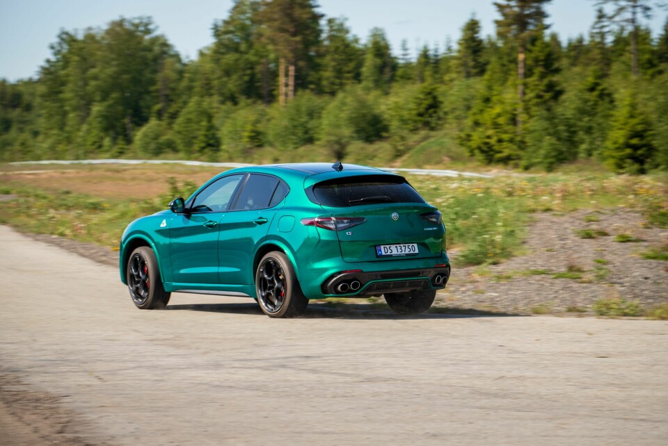 GRENSELAND: Hvis du tar i ordentlig, kan du en sjelden gang føle at du utnytter veigrepet fullt ut i Alfa. Det synes vi er fint.